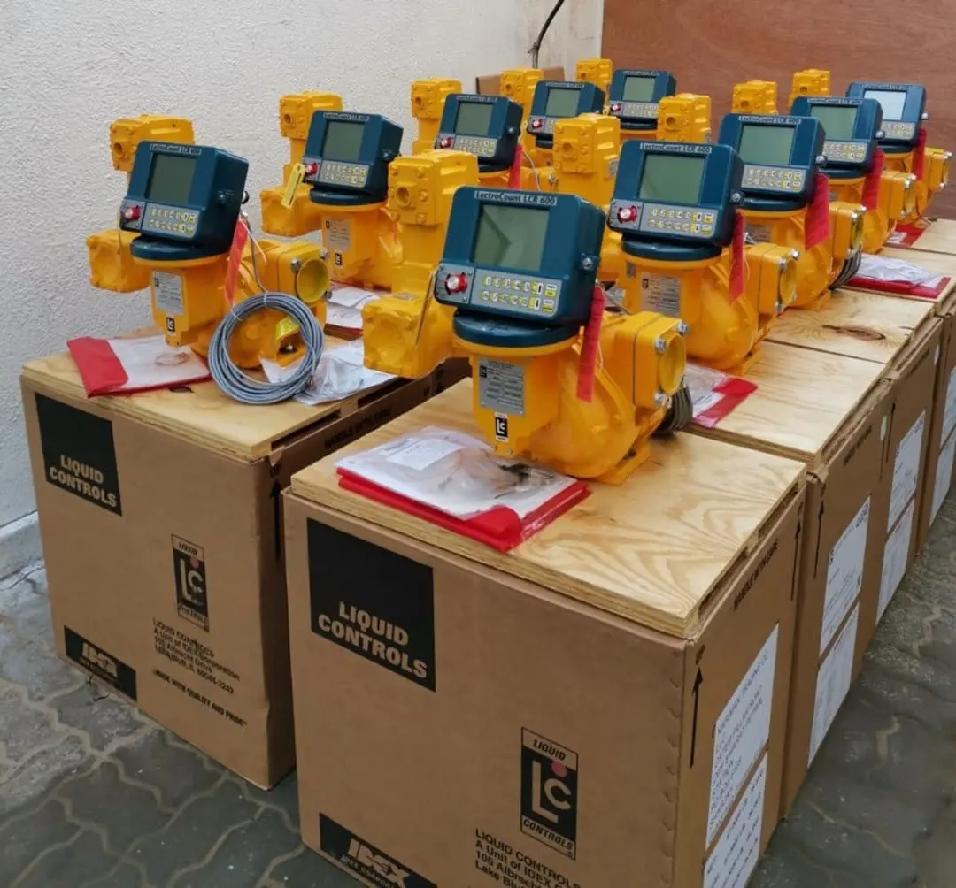 Liquid Control M-25, dilengkapi dengan LectroCount LCR 600 untuk aplikasi custody transfer di kilang minyak.